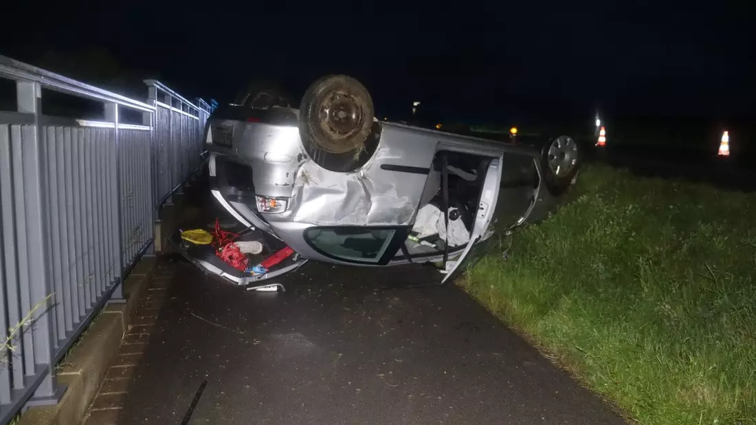POL-HF: Verkehrsunfall mit Flucht - PKW landet auf dem Dach und der Fahrer entfernt sich von der Unfallstelle - Bild: presseportal.de