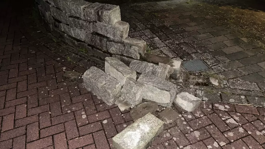 POL-KLE: Bedburg-Hau - Grundstücksmauer in Hasselt beschädigt / Verursacher flüchtet - Bild: presseportal.de