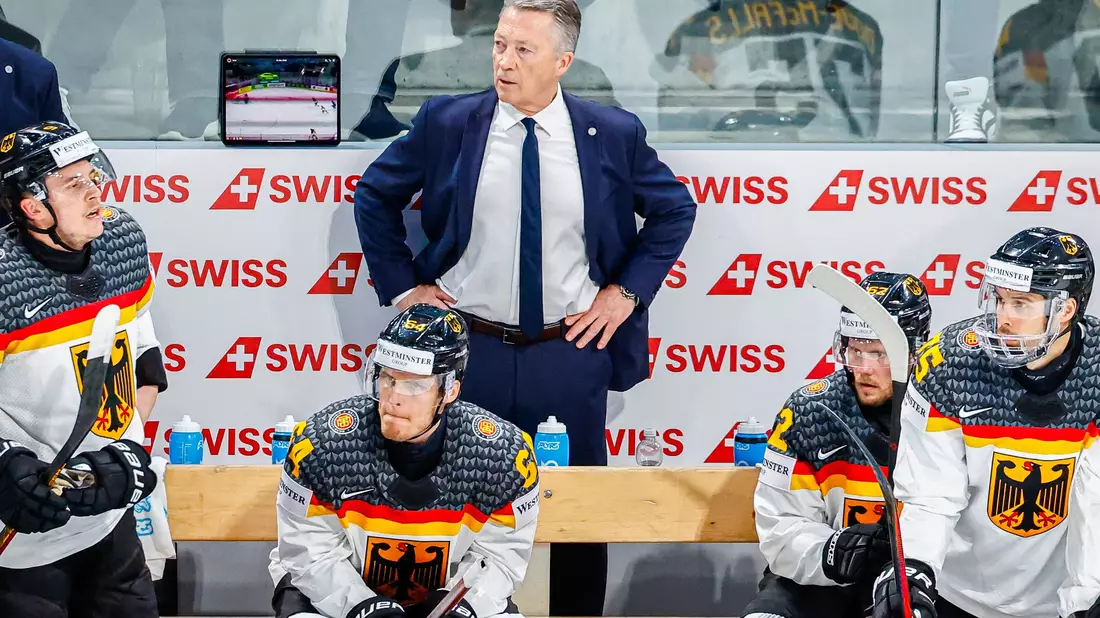 Zuletzt immer öfter ratlos an der Bande: Eishockey-Bundestrainer Harold Kreis (Archivbild)  - Bild: Michael Buholzer/KEYSTONE/dpa
