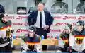 Zuletzt immer öfter ratlos an der Bande: Eishockey-Bundestrainer Harold Kreis (Archivbild)  - Foto: Michael Buholzer/KEYSTONE/dpa