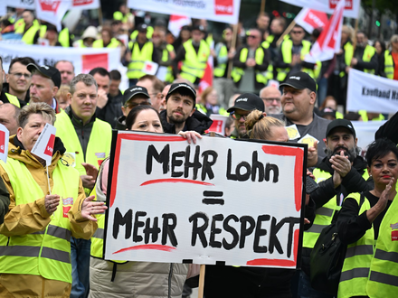 Beschäftige im Einzelhandel demonstrieren in mehreren deutschen Städten. (Archivbild)  - Foto: Federico Gambarini/dpa