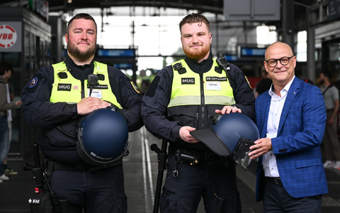 Die beiden Initiatoren des Pilotenprojekts mit ihren Schutzhelmen.  - Bild: Britta Pedersen/dpa