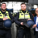 Die beiden Initiatoren des Pilotenprojekts mit ihren Schutzhelmen.  - Bild: Britta Pedersen/dpa