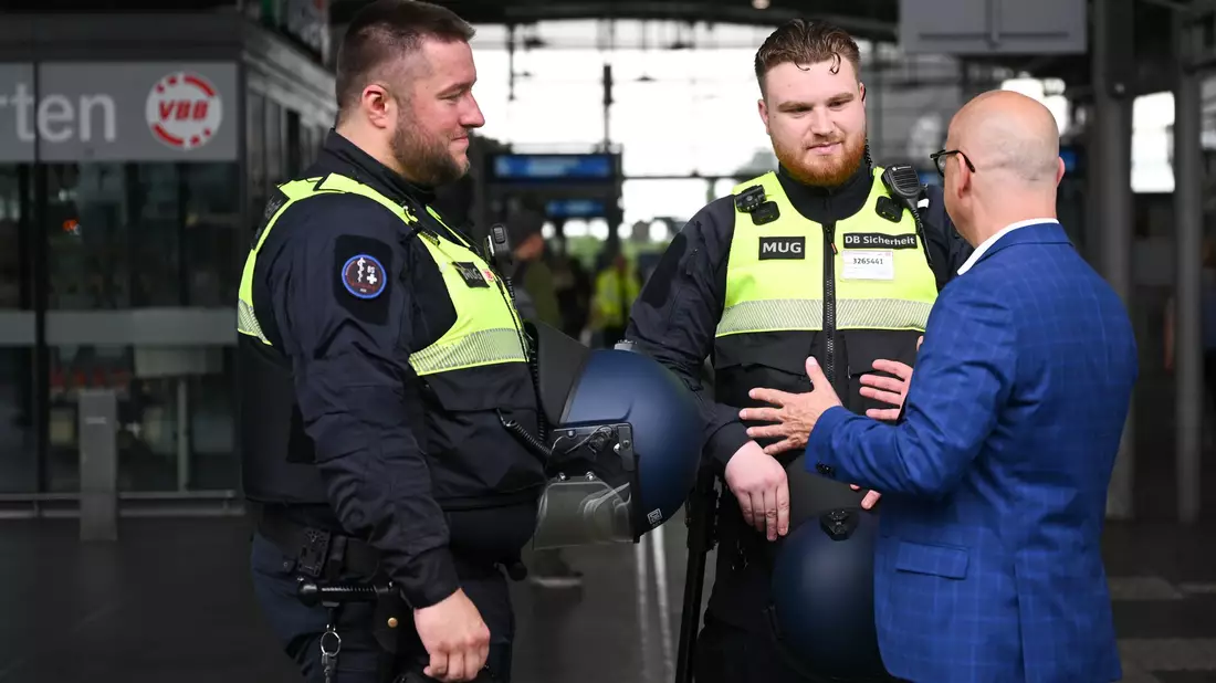 Die Schutzhelme können an der Uniform befestigt und sollen erst aufgesetzt werden, wenn eine Situation zu eskalieren droht. - Bild: Britta Pedersen/dpa