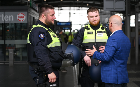 Die Schutzhelme können an der Uniform befestigt und sollen erst aufgesetzt werden, wenn eine Situation zu eskalieren droht. - Bild: Britta Pedersen/dpa