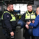 Die Schutzhelme können an der Uniform befestigt und sollen erst aufgesetzt werden, wenn eine Situation zu eskalieren droht. - Bild: Britta Pedersen/dpa