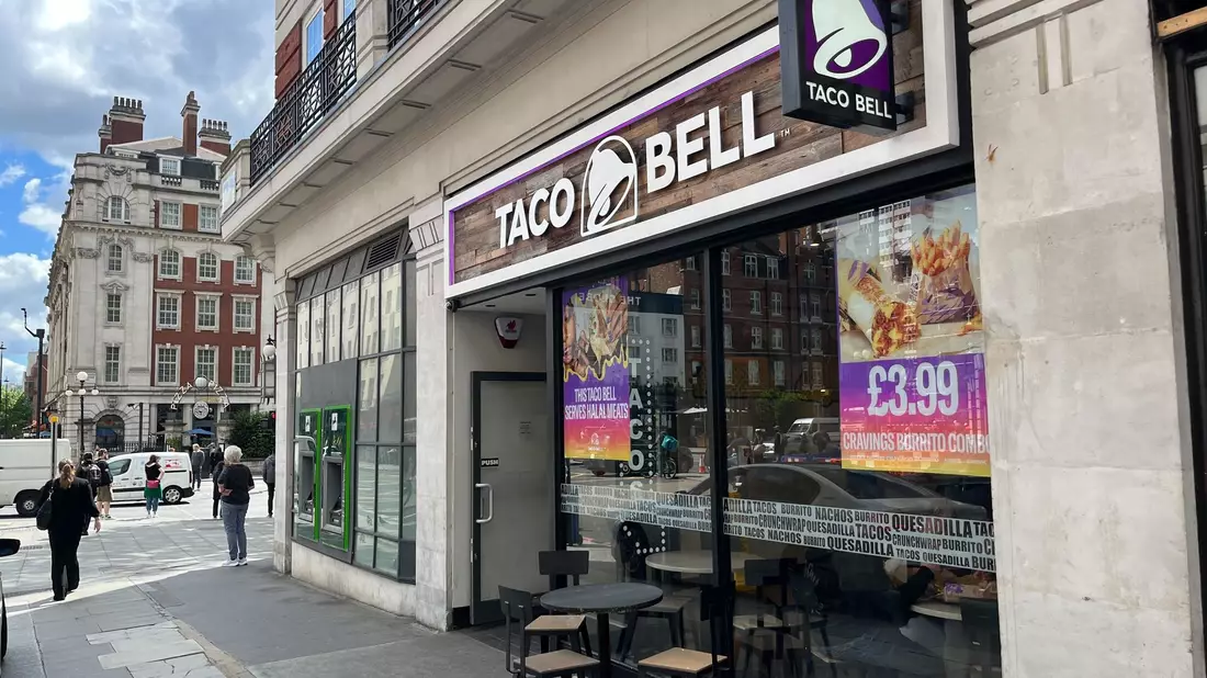 Blick auf eine Taco Bell-Filiale in London. Die US-Fast-Food-Kette Taco-Bell unternimmt den zweiten Anlauf zur Expansion in Deutschland. (Archivbild) - Bild: Julia Kilian/dpa