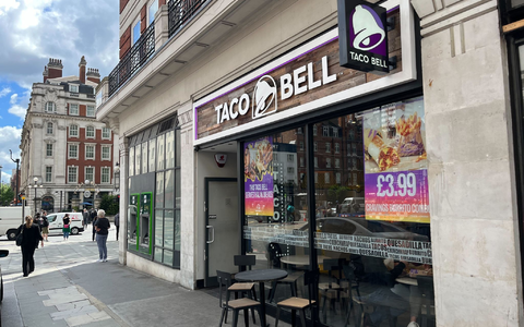 Blick auf eine Taco Bell-Filiale in London. Die US-Fast-Food-Kette Taco-Bell unternimmt den zweiten Anlauf zur Expansion in Deutschland. (Archivbild) - Bild: Julia Kilian/dpa