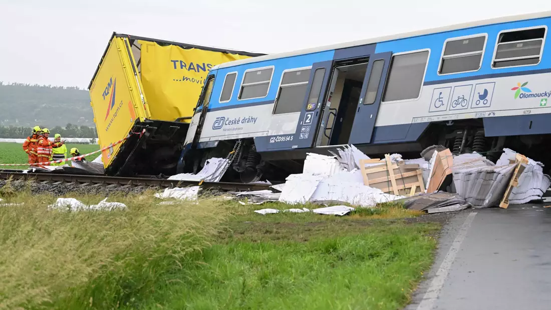 Bei Prostejov in Tschechien sind ein Personenzug und ein Lastwagen zusammengestoßen. - Bild: Peøina Ludìk/CTK/dpa