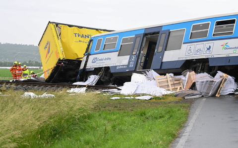Bei Prostejov in Tschechien sind ein Personenzug und ein Lastwagen zusammengestoßen. - Foto: Peøina Ludìk/CTK/dpa