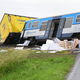Bei Prostejov in Tschechien sind ein Personenzug und ein Lastwagen zusammengestoßen. - Bild: Peøina Ludìk/CTK/dpa