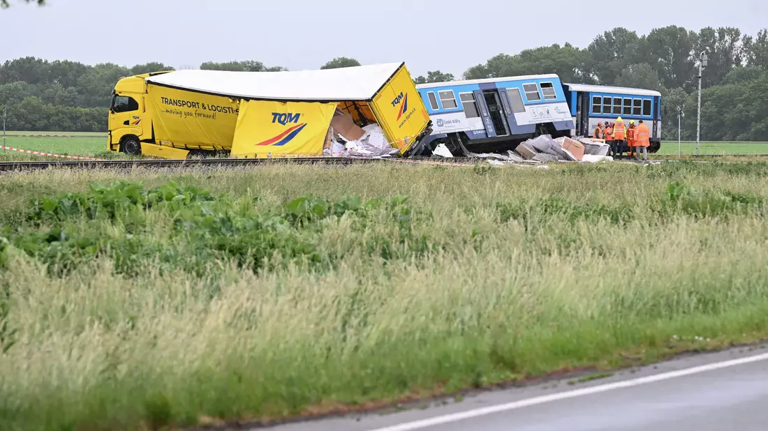 Nach dem Unfall wurden acht Menschen ins Krankenhaus gebracht.  - Bild: Peøina Ludìk/CTK/dpa