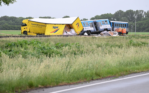 Nach dem Unfall wurden acht Menschen ins Krankenhaus gebracht.  - Bild: Peøina Ludìk/CTK/dpa
