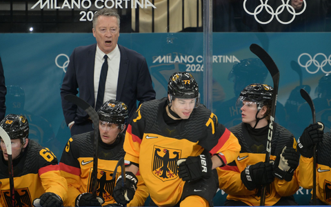 Schon Olympia war eine Enttäuschung für das deutsche Eishockey und Bundestrainer Harold Kreis. (Archivbild)  - Bild: Peter Kneffel/dpa