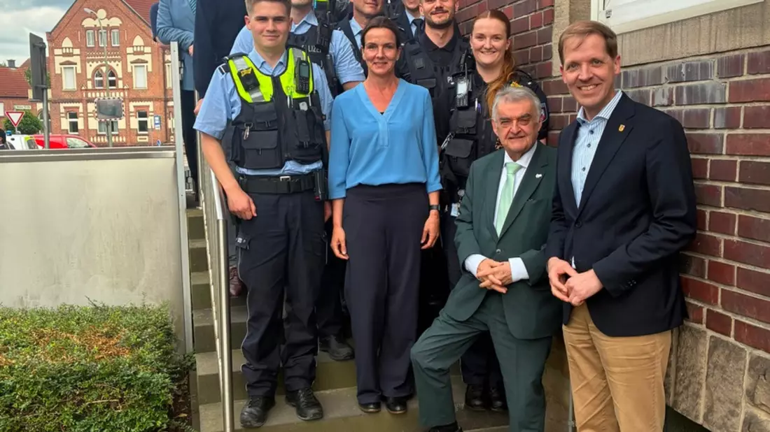 POL-COE: Lüdinghausen/ Herbert Reul besucht Polizeiwache - Bild: presseportal.de