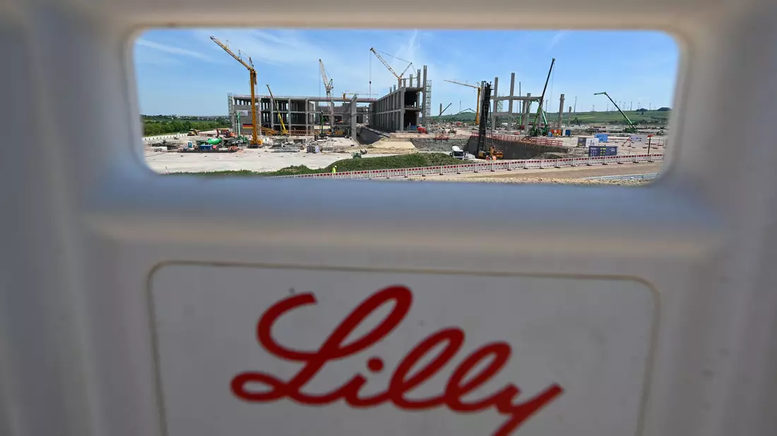 Am neuen Standort des US-Konzerns Eli Lilly im rheinland-pfälzischen Alzey laufen die Bauarbeiten - nun sollen die Investitionen halbiert werden (Archivbild) - Bild: Arne Dedert/dpa