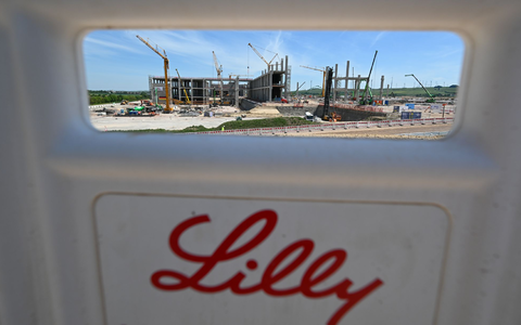 Am neuen Standort des US-Konzerns Eli Lilly im rheinland-pfälzischen Alzey laufen die Bauarbeiten - nun sollen die Investitionen halbiert werden (Archivbild) - Bild: Arne Dedert/dpa