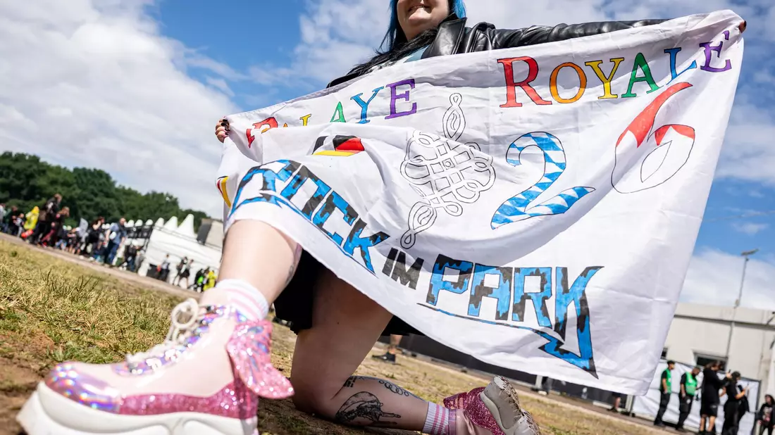 Ausgefallene Hüte und Outfits sind für viele Musikfans ein Muss.  - Bild: Daniel Karmann/dpa