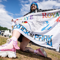 Ausgefallene Hüte und Outfits sind für viele Musikfans ein Muss.  - Foto: Daniel Karmann/dpa