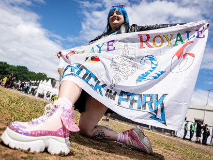 Ausgefallene Hüte und Outfits sind für viele Musikfans ein Muss.  - Foto: Daniel Karmann/dpa