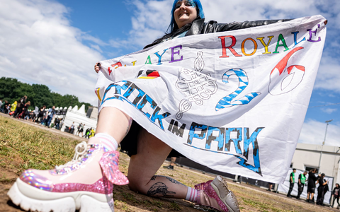 Ausgefallene Hüte und Outfits sind für viele Musikfans ein Muss.  - Foto: Daniel Karmann/dpa