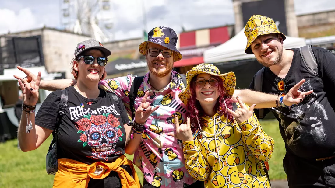 Der erste Festivaltag in Nürnberg startete mit Regen. Danach war das Wetter wechselhaft, die Laune der Fans aber gut.  - Bild: Daniel Karmann/dpa