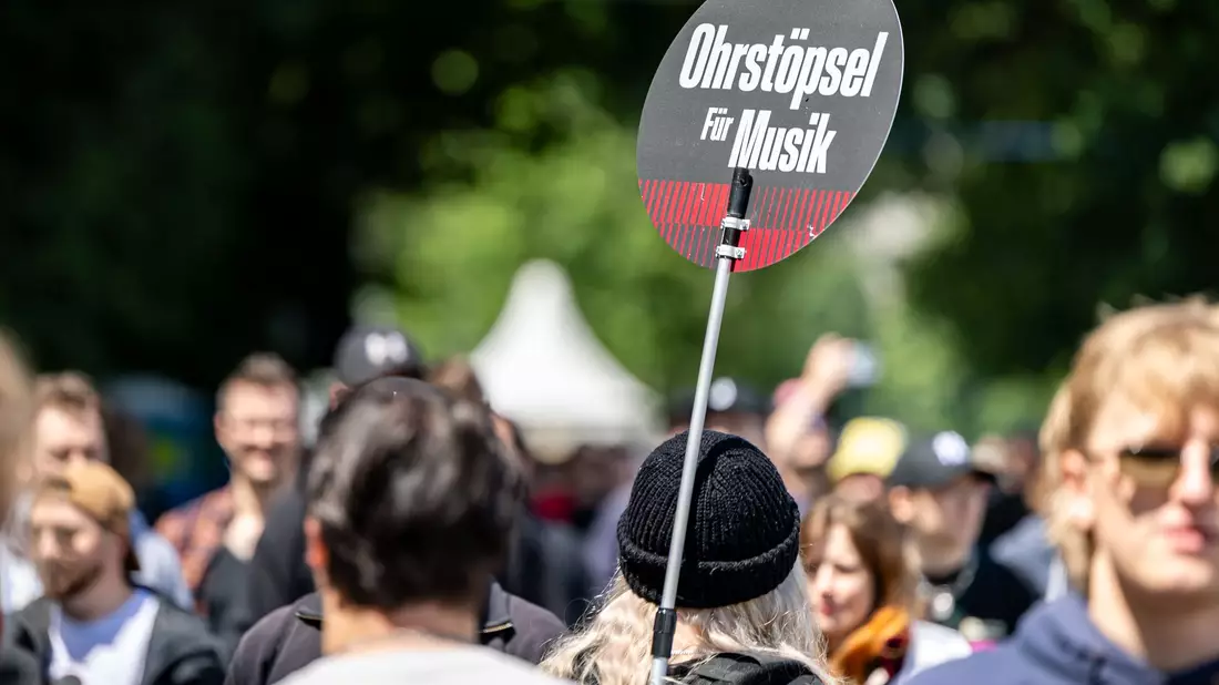 Drei Tage laut Musik - das ist bei Rock im Park und Rock am Ring Programm.  - Bild: Daniel Karmann/dpa