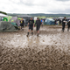 Viele Camper setzen bei Rock am Ring auf Gummistiefel, um trockene Füße zu behalten.  - Bild: Thomas Frey/dpa