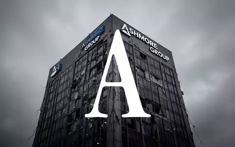 Ein Gebäude mit Ashmore Group Branding, das nach unten kippt und einen harten Himmel widerspiegelt, symbolisiert Abwärtspotenzial. - Foto: über boerse-global.de