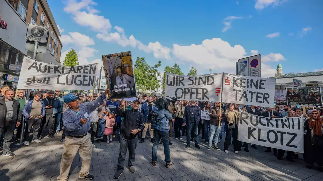 Wütender Protest von Sparkassenkunden Anfang Mai. Jetzt beginnt die juristische Aufarbeitung des Millionen-Einbruchs. (Archivfoto) - Bild: Christoph Reichwein/dpa