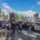 Wütender Protest von Sparkassenkunden Anfang Mai. Jetzt beginnt die juristische Aufarbeitung des Millionen-Einbruchs. (Archivfoto) - Bild: Christoph Reichwein/dpa