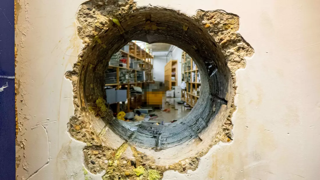 Das Loch in der Wand des Tresorraums. Auf diesem Weg stahlen Unbekannte Millionen aus mehr als 3.000 Schließfächern. (Handoutfoto) - Bild: Polizei Gelsenkirchen/dpa