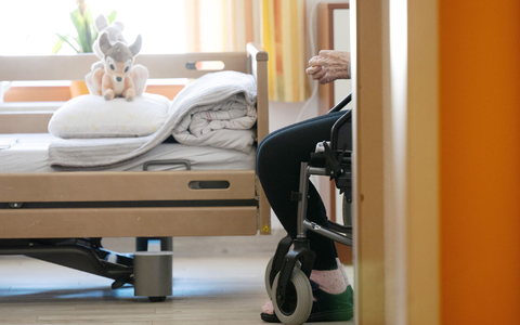 Gesundheitsministerin Warken stehen bei Pflegereform schwierige Verhandlungen bevor. (Archivbild) - Bild: Sebastian Kahnert/dpa