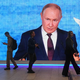 Bei der Plenarsitzung am Nachmittag hält Putin traditionell eine Rede zur Weltpolitik und der wirtschaftlichen Lage Russlands und beantwortet Fragen. - Bild: Dmitri Lovetsky/AP/dpa