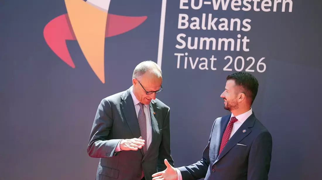Montenegros Präsident Jakov Milatovic (r) kann darauf hoffen, dass sein Land bald der EU beitreten kann. Kanzler Merz ist für eine zügige EU-Erweiterung offen. - Bild: Kay Nietfeld/dpa
