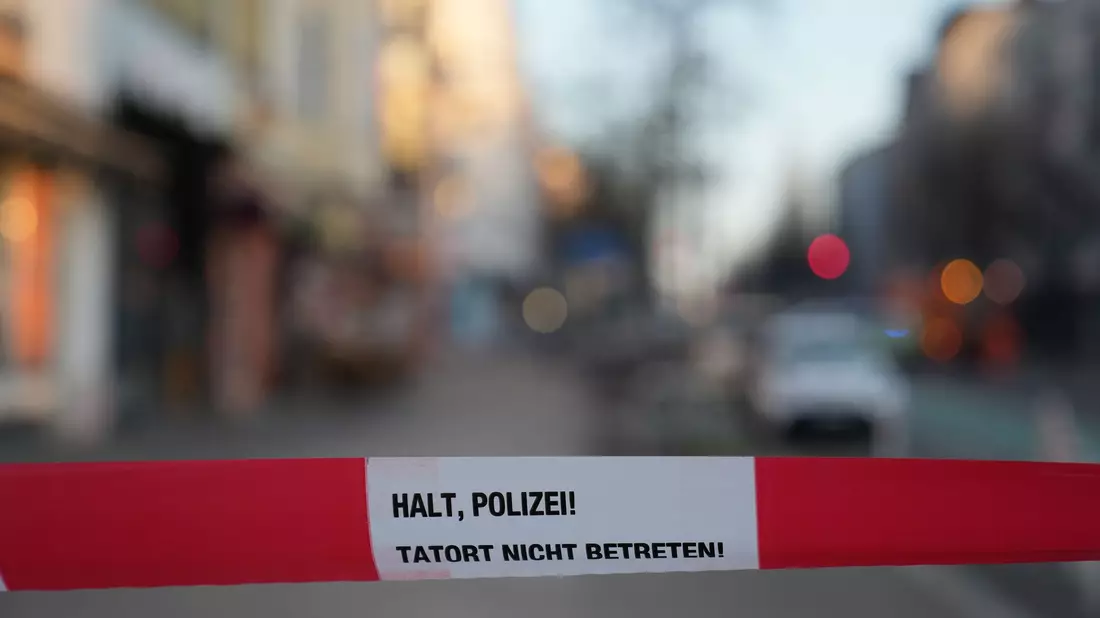 Rund drei Monate nach Gründung der Ermittlungsgruppe «Telum» sind dort fast 130 Verfahren anhängig. (Symbolbild) - Bild: Manuel Genolet/dpa