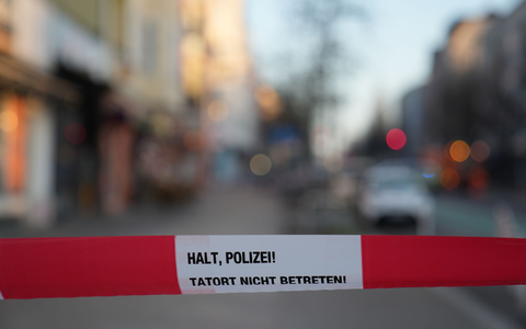 Rund drei Monate nach Gründung der Ermittlungsgruppe «Telum» sind dort fast 130 Verfahren anhängig. (Symbolbild) - Bild: Manuel Genolet/dpa