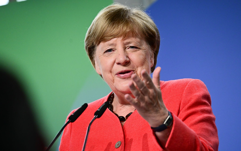 Die frühere Bundeskanzlerin Merkel nimmt die derzeitige Bundesregierung in Schutz. (Archivfoto) - Bild: Sebastian Christoph Gollnow/dpa