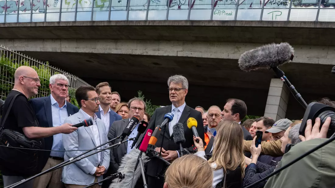 Bundesverkehrsminister Patrick Schnieder (CDU) hat versichert, dass die Bonner Nordbrücke für ihn derzeit oberste Priorität hat. - Bild: Benjamin Westhoff/dpa