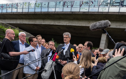 Bundesverkehrsminister Patrick Schnieder (CDU) hat versichert, dass die Bonner Nordbrücke für ihn derzeit oberste Priorität hat. - Bild: Benjamin Westhoff/dpa
