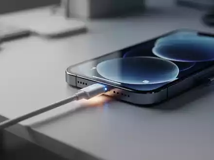 An iPhone 17 with a charging cable plugged in, showing a subtle glow around the charging port. - Foto: über boerse-global.de