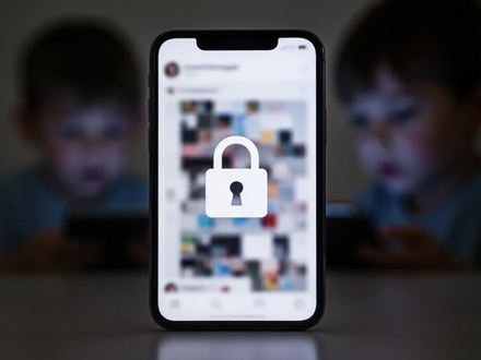 A smartphone screen with a padlock icon over a blurred image, representing content blocking and online safety for children. - Foto: über boerse-global.de