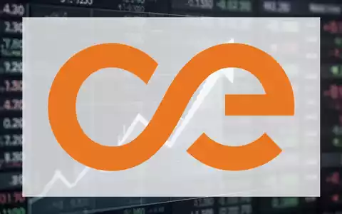 Ein nach unten zeigender Pfeil auf einem digitalen Bildschirm, der eine Verkaufsempfehlung für eine Aktie symbolisiert. - Foto: über boerse-global.de