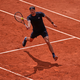 Alexander Zverev bei einem Netzangriff im Halbfinale der French Open. - Bild: Thibault Camus/AP/dpa