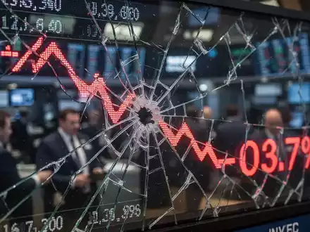 Eine zerbrochene Börsenanzeige mit einem starken Abwärtstrend und roten negativen Prozentzahlen, die einen Marktabsturz symbolisieren. - Foto: über boerse-global.de