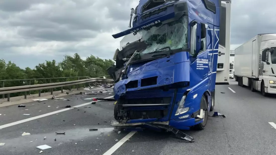 FW Lehrte: LKW Unfall A2 - Verkehrsunfall und ein Einsatz für die Drehleiter: 3 nahezu zeitgleiche Einsätze für die Feuerwehren Lehrte und Ahlten - Bild: presseportal.de