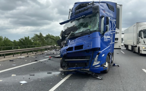 FW Lehrte: LKW Unfall A2 - Verkehrsunfall und ein Einsatz für die Drehleiter: 3 nahezu zeitgleiche Einsätze für die Feuerwehren Lehrte und Ahlten - Bild: presseportal.de