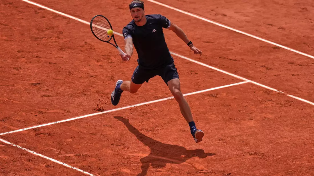 Alexander Zverev bei einem Netzangriff im Halbfinale der French Open. - Bild: Thibault Camus/AP/dpa