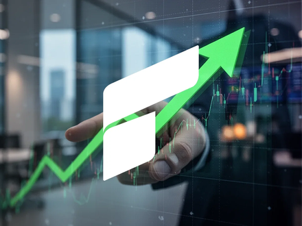 Ein digitaler Börsenchart mit einem grünen Aufwärtspfeil und einer unscharfen Reflexion einer Hand, die darauf zeigt. - Foto: über boerse-global.de