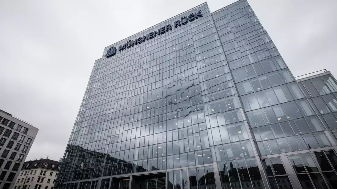 Munich Re Q1 Net Profit Surges 57%, Aggressive Buyback at 52-Week Low